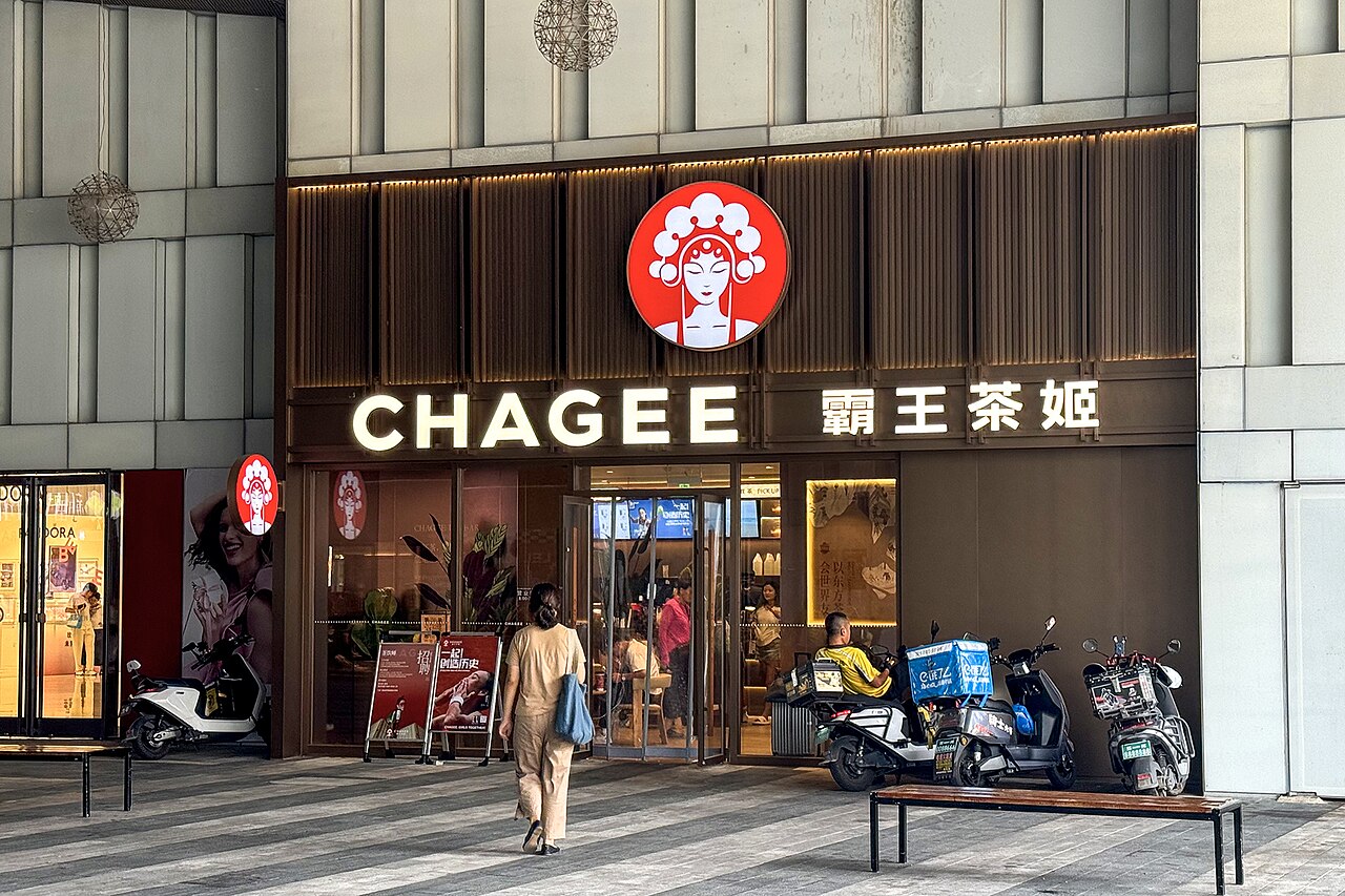 A Chagee tea shop in a shopping plaza