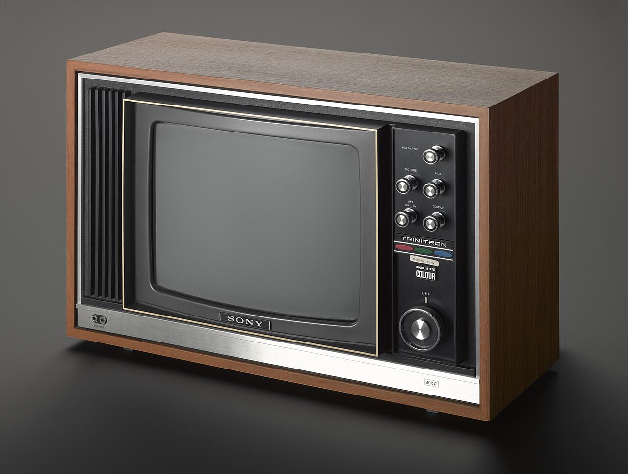 A wood-cased Sony Trinitron KV-1320UB colour television